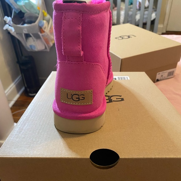 Hot pink shorts uggs - Picture 2 of 4